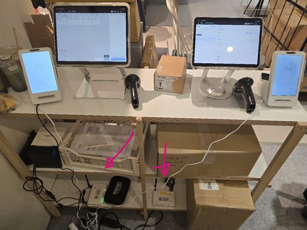 코엑스 전시장 결제라우터 대여 설치 사례 2 코엑스 행사 부스에서 태블릿 포스기와 카드 결제기 연결을 위해 설치한 LTE 결제라우터 대여한 모습